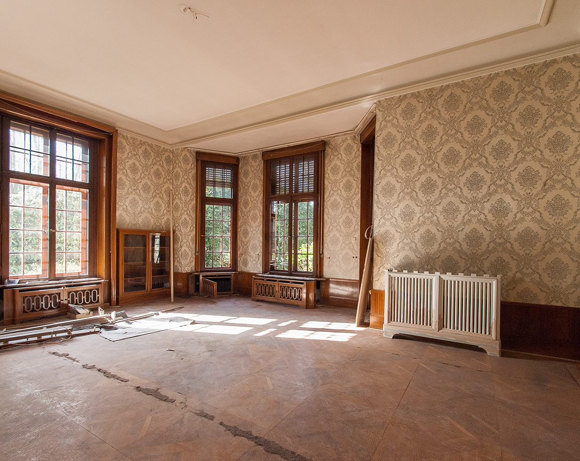 Villa Pavenstedt – Raum mit Fenstern und Holzboden