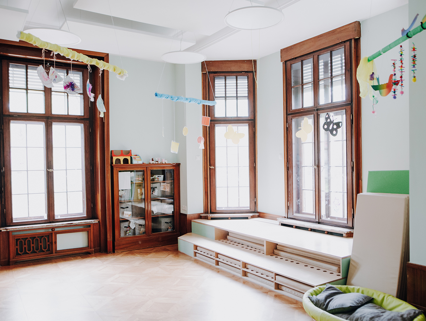 Villa Pavenstedt – Spielzimmer mit Holzfenstern und Podest